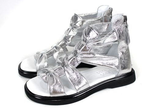 Дамски сребристи сандали тип римлянки от естествена кожа – изгледи от различни ъгли и детайли на възлите