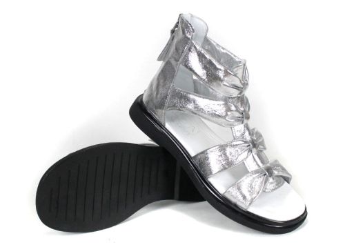 Дамски сребристи сандали тип римлянки от естествена кожа – изгледи от различни ъгли и детайли на възлите