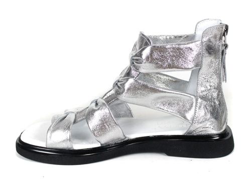 Дамски сребристи сандали тип римлянки от естествена кожа – изгледи от различни ъгли и детайли на възлите