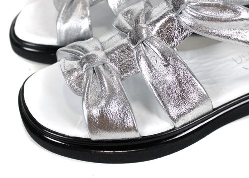 Дамски сребристи сандали тип римлянки от естествена кожа – изгледи от различни ъгли и детайли на възлите