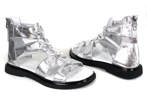 Дамски сребристи сандали тип римлянки от естествена кожа – изгледи от различни ъгли и детайли на възлите