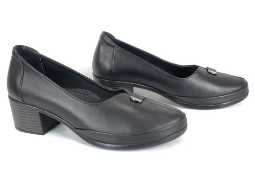 Дамски обувки Linea Classica на ток от естествена кожа в черен цвят – класически модел с изчистена визия и стабилен ток.