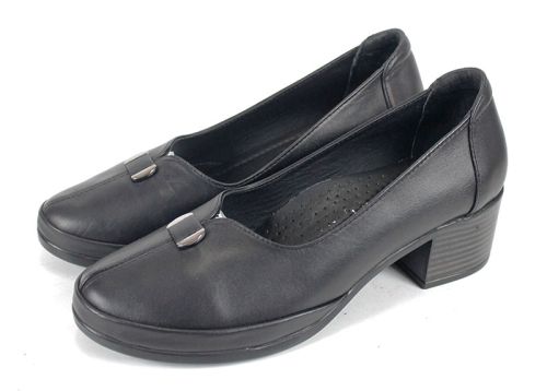 Дамски обувки Linea Classica на ток от естествена кожа в черен цвят – класически модел с изчистена визия и стабилен ток.