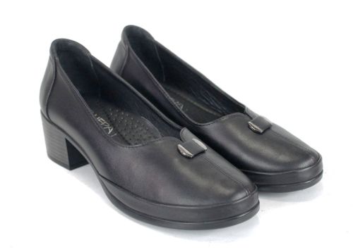 Дамски обувки Linea Classica на ток от естествена кожа в черен цвят – класически модел с изчистена визия и стабилен ток.