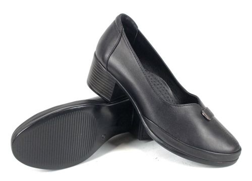 Дамски обувки Linea Classica на ток от естествена кожа в черен цвят – класически модел с изчистена визия и стабилен ток.