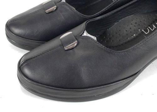 Дамски обувки Linea Classica на ток от естествена кожа в черен цвят – класически модел с изчистена визия и стабилен ток.