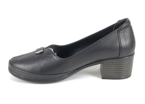 Дамски обувки Linea Classica на ток от естествена кожа в черен цвят – класически модел с изчистена визия и стабилен ток.