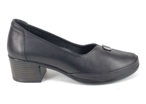 Дамски обувки Linea Classica на ток от естествена кожа в черен цвят – класически модел с изчистена визия и стабилен ток.