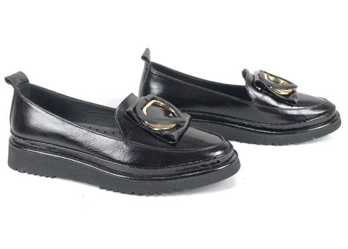 Дамски обувки Amora Nero от естествен лак с ниско EVA ходило и брошка във форма на сърце.