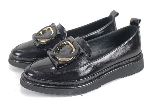 Дамски обувки Amora Nero от естествен лак с ниско EVA ходило и брошка във форма на сърце.