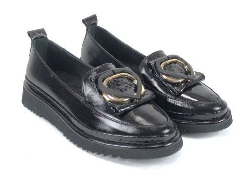 Дамски обувки Amora Nero от естествен лак с ниско EVA ходило и брошка във форма на сърце.