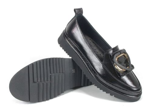 Дамски обувки Amora Nero от естествен лак с ниско EVA ходило и брошка във форма на сърце.