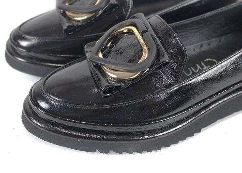 Дамски обувки Amora Nero от естествен лак с ниско EVA ходило и брошка във форма на сърце.