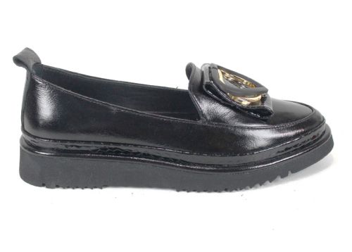 Дамски обувки Amora Nero от естествен лак с ниско EVA ходило и брошка във форма на сърце.