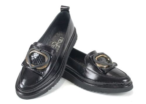 Дамски обувки Amora Nero от естествен лак с ниско EVA ходило и брошка във форма на сърце.