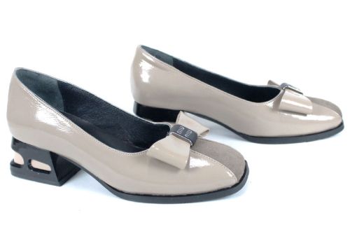 Дамски официални обувки Eleganza Viva от естествен лак и велур с нисък ефектен ток и панделка.