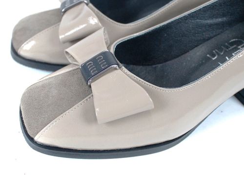 Дамски официални обувки Eleganza Viva от естествен лак и велур с нисък ефектен ток и панделка.