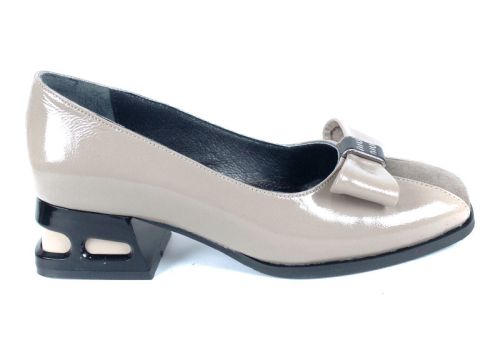 Дамски официални обувки Eleganza Viva от естествен лак и велур с нисък ефектен ток и панделка.