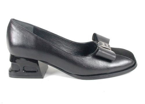 Дамски официални обувки Eleganza Viva Black Edition от естествена кожа и велур с панделка и нисък ефектен ток.