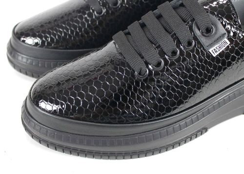 Дамски ежедневни обувки Lusso Nero – черен лак със змийски релеф, анатомична стелка с мемори пяна