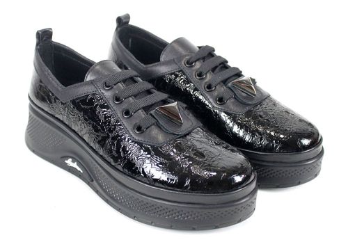 Дамски ежедневни обувки Scala Moda от мачкан лак и естествена кожа с платформа и метален акцент