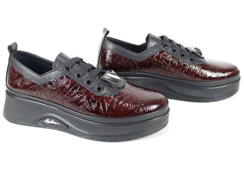 Дамски ежедневни обувки Scala Moda бордо – фейшън модел от мачкан лак с метален акцент и платформа
