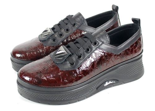 Дамски ежедневни обувки Scala Moda бордо – фейшън модел от мачкан лак с метален акцент и платформа