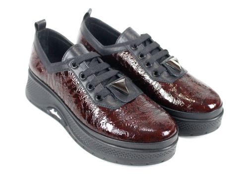 Дамски ежедневни обувки Scala Moda бордо – фейшън модел от мачкан лак с метален акцент и платформа
