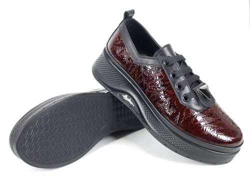 Дамски ежедневни обувки Scala Moda бордо – фейшън модел от мачкан лак с метален акцент и платформа