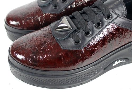 Дамски ежедневни обувки Scala Moda бордо – фейшън модел от мачкан лак с метален акцент и платформа