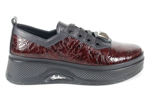 Дамски ежедневни обувки Scala Moda бордо – фейшън модел от мачкан лак с метален акцент и платформа