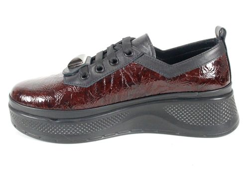 Дамски ежедневни обувки Scala Moda бордо – фейшън модел от мачкан лак с метален акцент и платформа