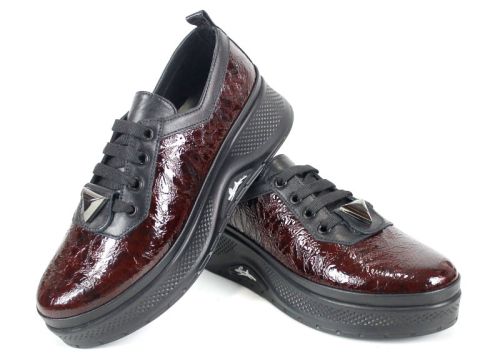 Дамски ежедневни обувки Scala Moda бордо – фейшън модел от мачкан лак с метален акцент и платформа