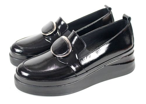 Дамски обувки Lucente Nero от естествен лак в черно с ниска платформа