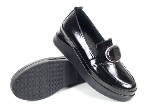 Дамски обувки Lucente Nero от естествен лак в черно с ниска платформа