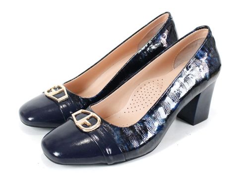 дамски обувки Notte Brillante от естествен лак в тъмносин цвят със златист детайл и ток