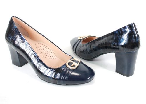 дамски обувки Notte Brillante от естествен лак в тъмносин цвят със златист детайл и ток