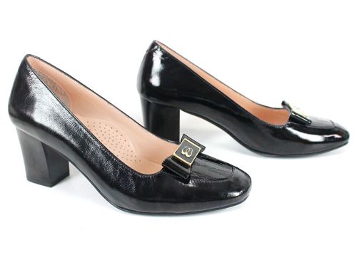 Дамски обувки Notte Classica от естествен лак в черен цвят със стабилен ток и златист декоративен елемент