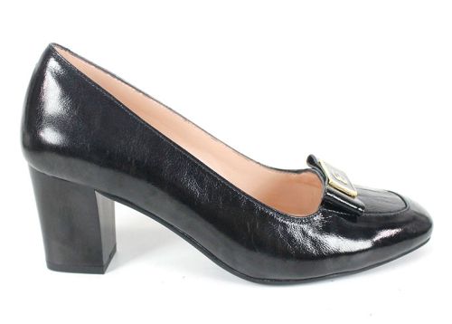 Дамски обувки Notte Classica от естествен лак в черен цвят със стабилен ток и златист декоративен елемент