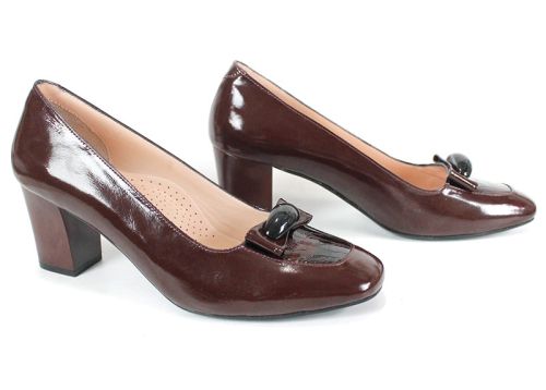 дамски обувки Rubino от естествен лак в бордо цвят със стабилен ток и декоративен елемент