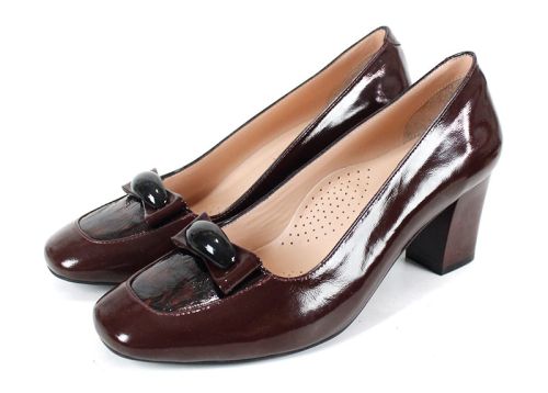 дамски обувки Rubino от естествен лак в бордо цвят със стабилен ток и декоративен елемент