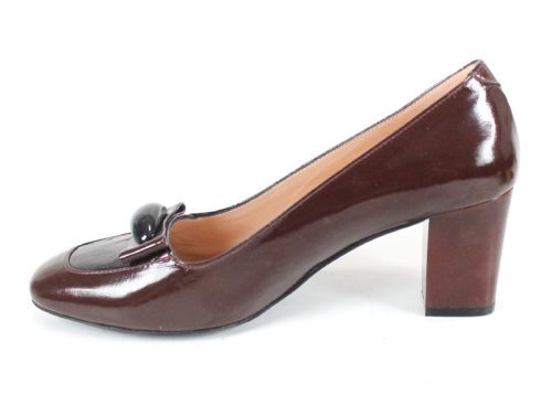 дамски обувки Rubino от естествен лак в бордо цвят със стабилен ток и декоративен елемент