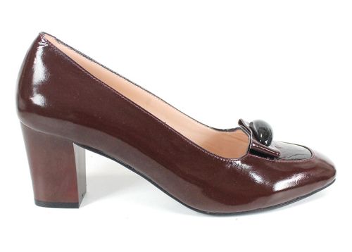 дамски обувки Rubino от естествен лак в бордо цвят със стабилен ток и декоративен елемент