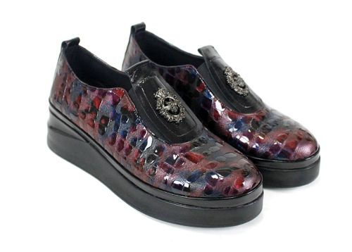 Дамски обувки от естествен лак в бордо-син меланж с платформа