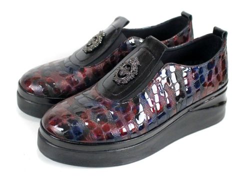 Дамски обувки от естествен лак в бордо-син меланж с платформа