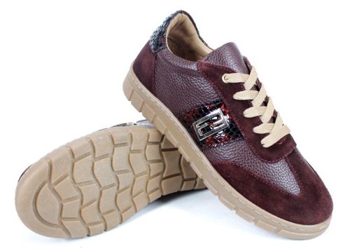Дамски сникърси Ретрия от бордо кожа и велур, със змийски детайл и бежови връзки.
