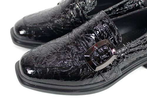 Дамски обувки Veora от черен мачкан лак с метална катарама