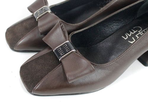 дамски обувки на ток от естествена кожа и велур в кафяв цвят с декоративна панделка и метален акцент