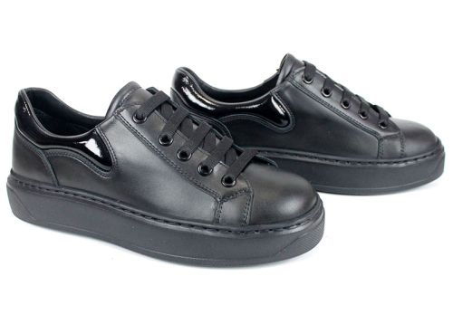 дамски сникърси от естествена кожа и черен лак с шито гъвкаво спортно ходило и стелка от естествена кожа