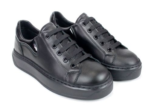 дамски сникърси от естествена кожа и черен лак с шито гъвкаво спортно ходило и стелка от естествена кожа